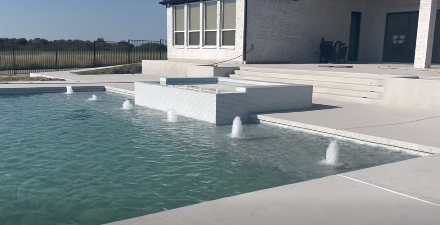Finished pool in DFW with raised spa and bubblers